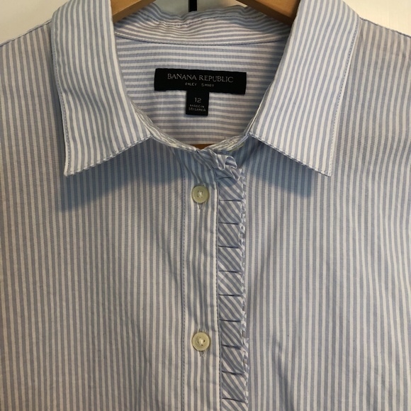 Banana Republic button down blouse. Classic wardrobe staple - Picture 3 of 7